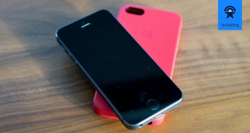 Apple iPhone 5S in Space Grey mit Product Red Cover