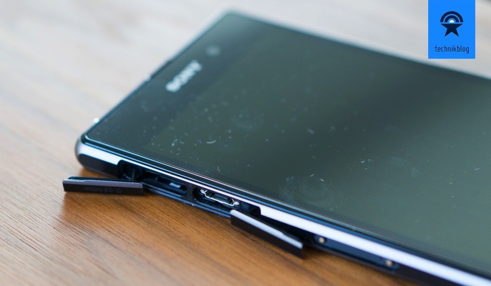 Sony Xperia Z1 - Anschlüsse, SIM- und MicroSD-Steckplätze unter Abdeckungen verborgen