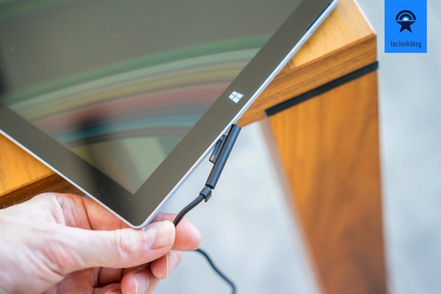 Das Microsoft Surface 3 wird über einen magnetisch haftenden Stecker geladen.